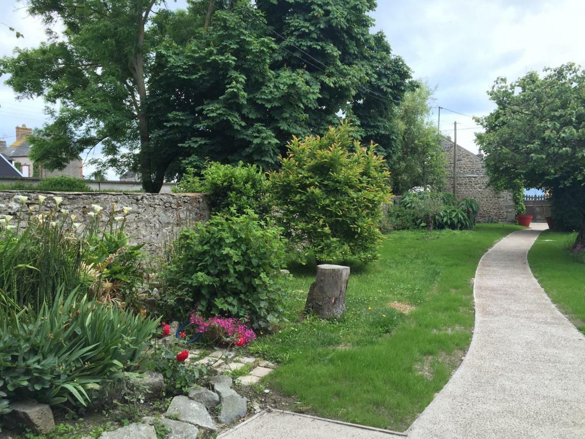 L'Ermitage Bed and Breakfast Saint-Vaast-la-Hougue Exteriör bild